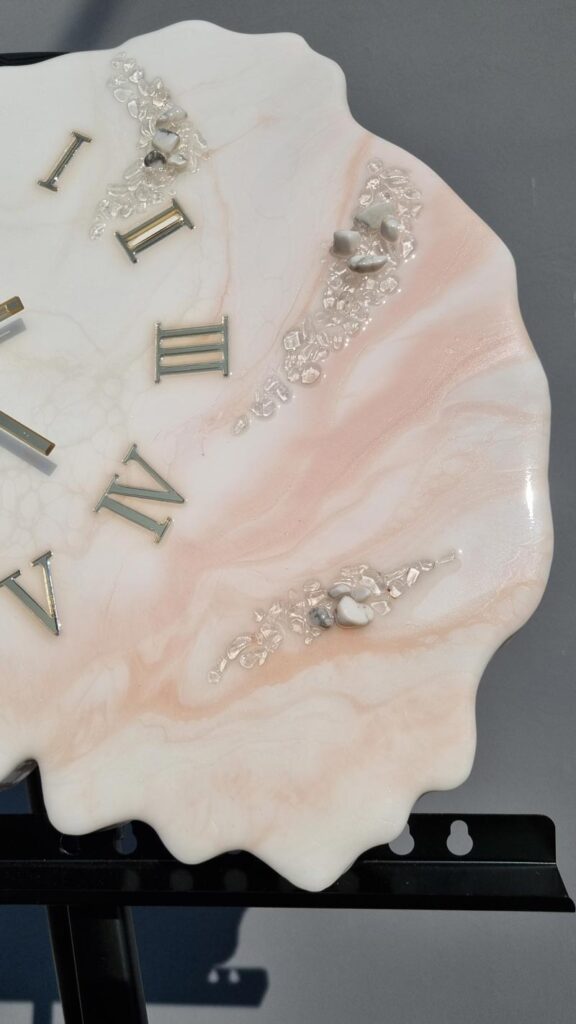 Zegar ścienny z żywicy Jasna brzoskwinia