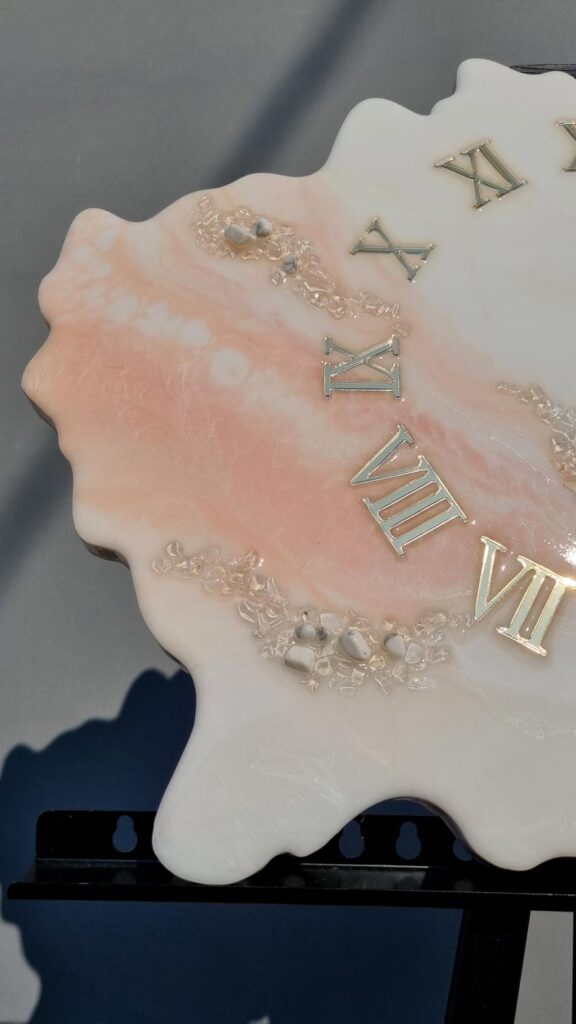 Zegar ścienny z żywicy Jasna brzoskwinia