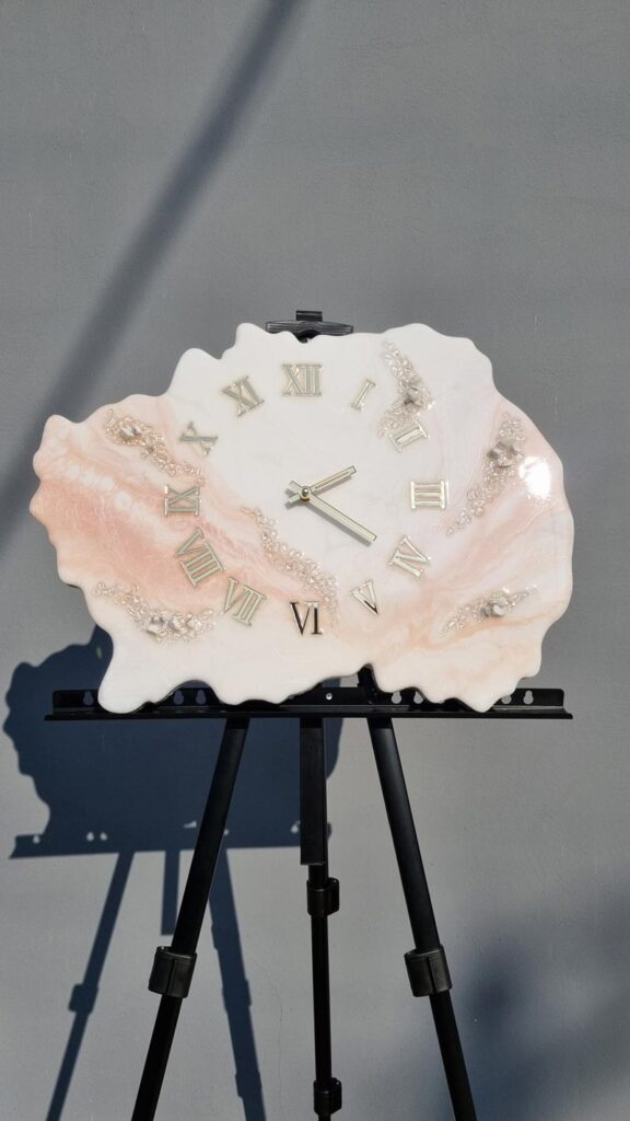 Zegar ścienny z żywicy Jasna brzoskwinia