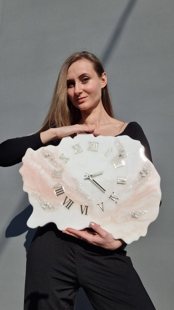 Zegar ścienny z żywicy Jasna brzoskwinia