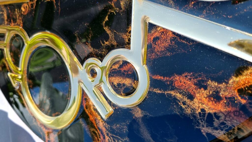 zegar z żywicy ręcznie robiony czarny kuper