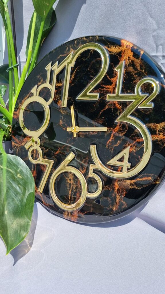 zegar z żywicy ręcznie robiony czarny kuper