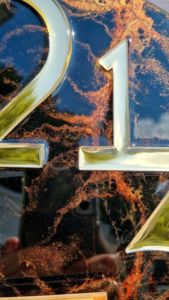 zegar z żywicy ręcznie robiony czarny kuper