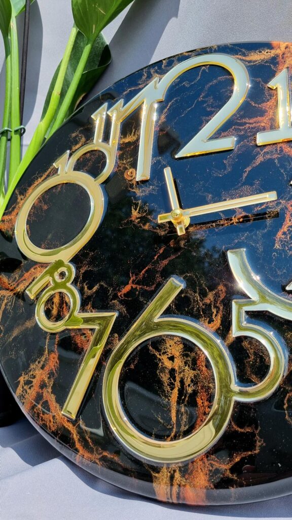 zegar z żywicy ręcznie robiony czarny kuper