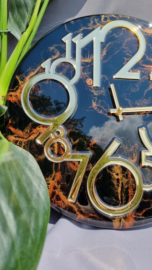 zegar z żywicy ręcznie robiony czarny kuper