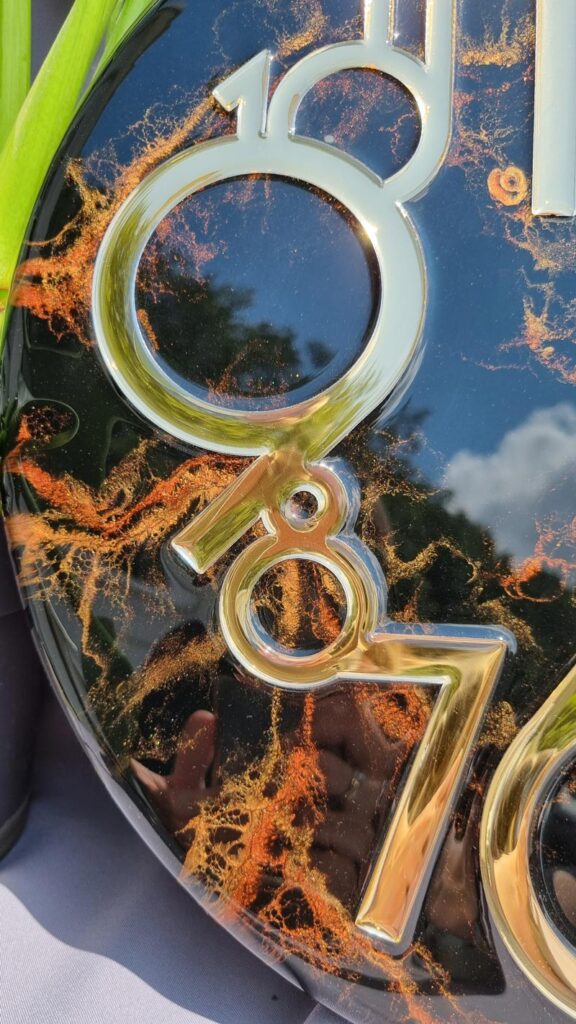 zegar z żywicy ręcznie robiony czarny kuper