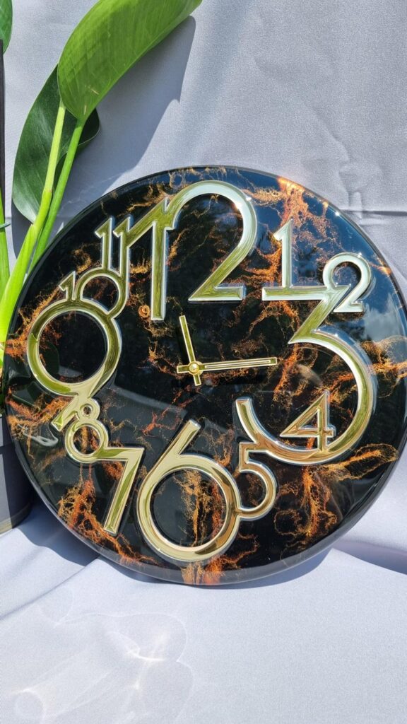 zegar z żywicy ręcznie robiony czarny kuper