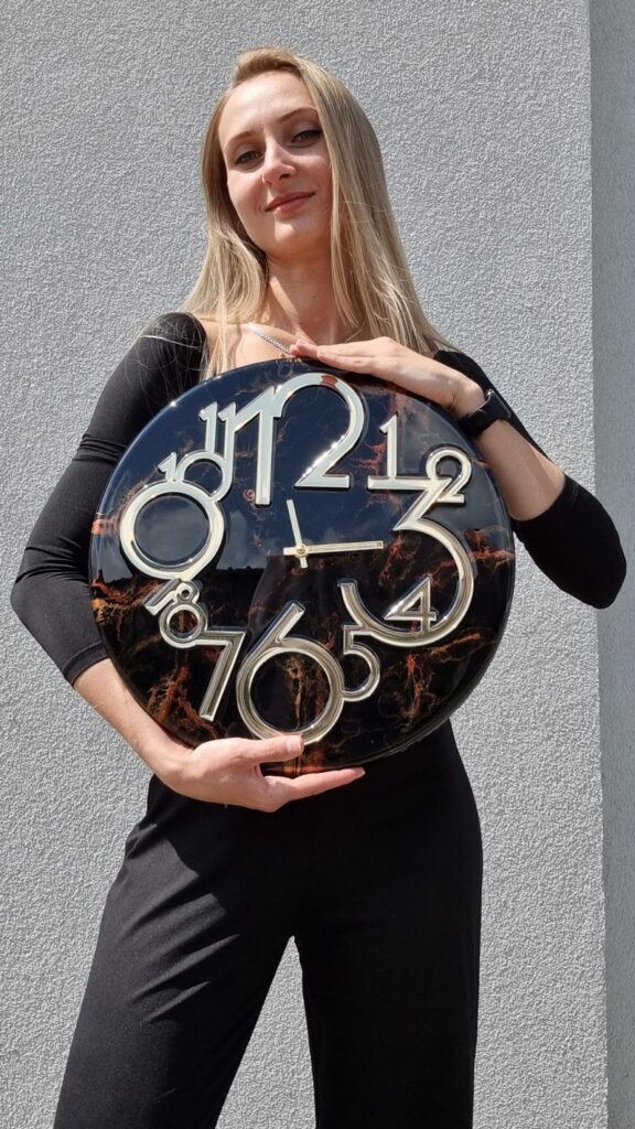 zegar z żywicy ręcznie robiony czarny kuper