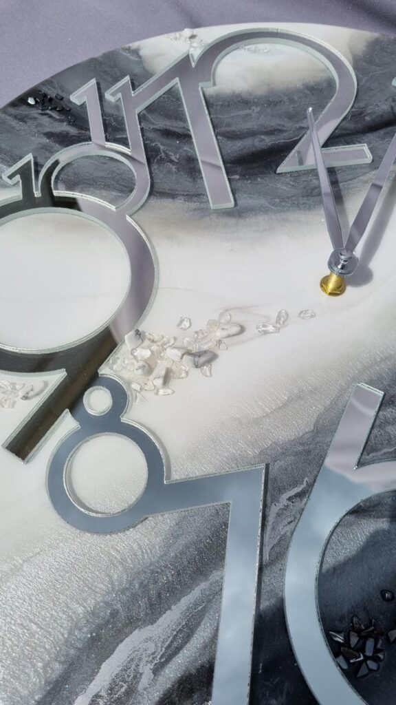 zegar z żywicy Srebny marmur