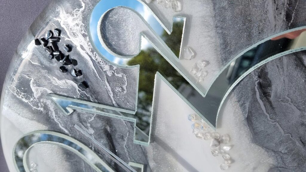 zegar z żywicy Srebny marmur