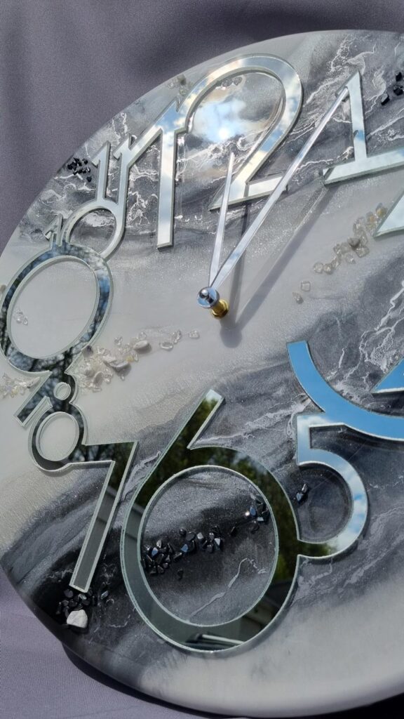 zegar z żywicy Srebny marmur