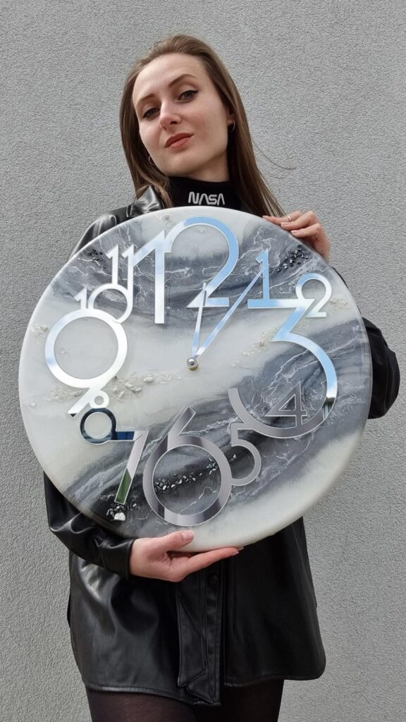 zegar z żywicy Srebny marmur