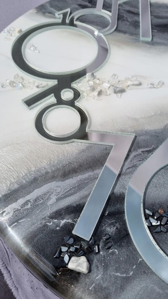 zegar z żywicy Srebny marmur