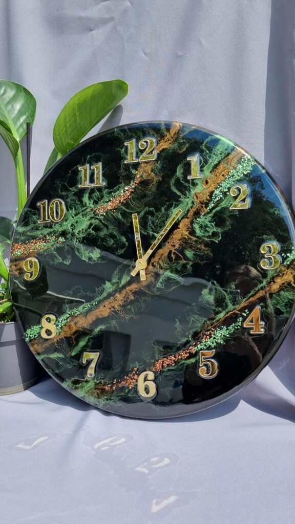 zegar z żywicy czarno zielony brązowy