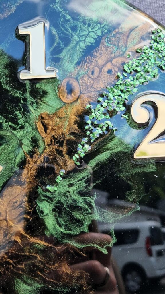 zegar z żywicy czarno zielony brązowy