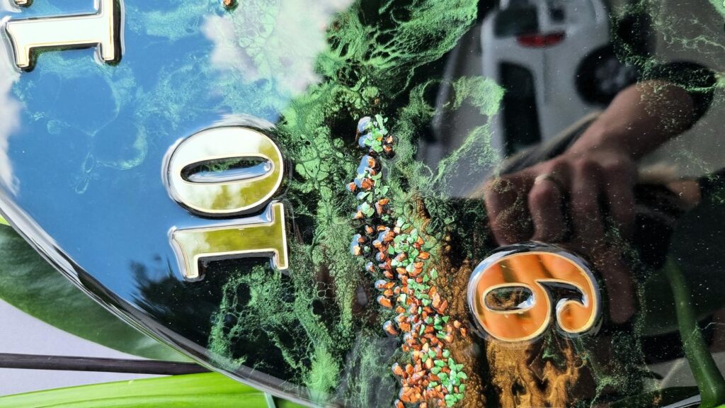 zegar z żywicy czarno zielony brązowy