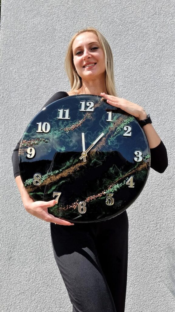 zegar z żywicy czarno zielony brązowy