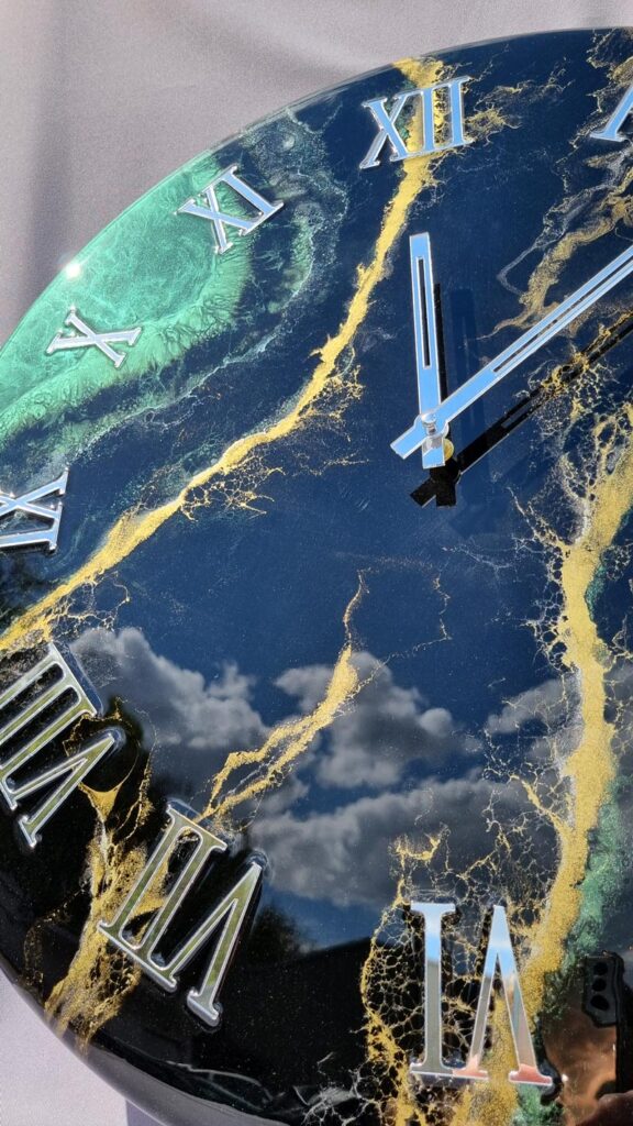 zegar z żywicy czarno zielony ze złotem