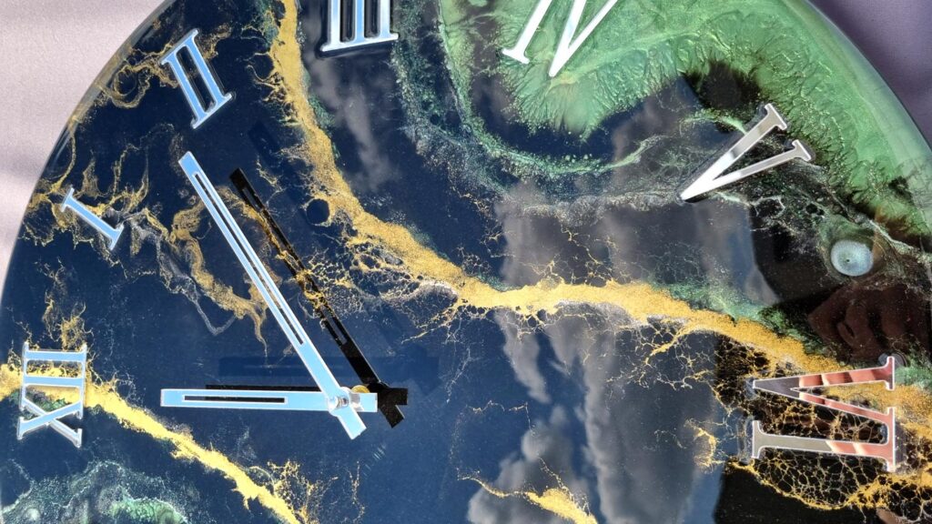 zegar z żywicy czarno zielony ze złotem