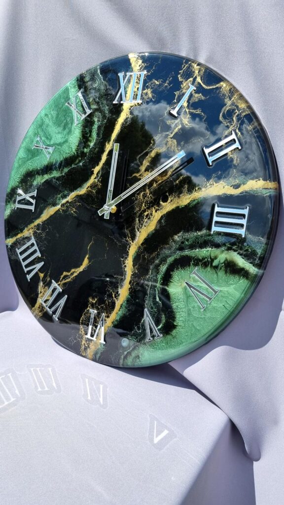 zegar z żywicy czarno zielony ze złotem