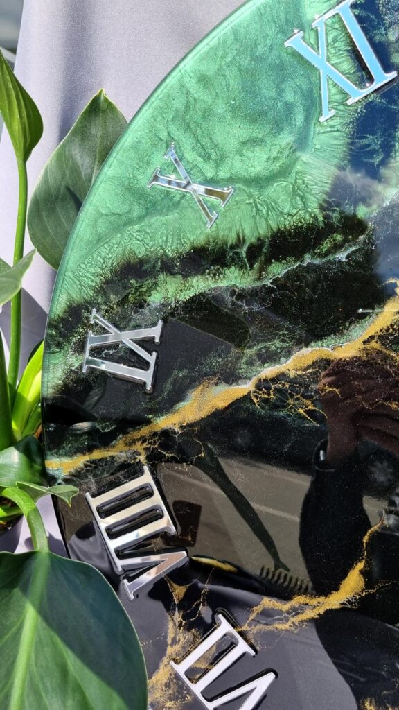 zegar z żywicy czarno zielony ze złotem