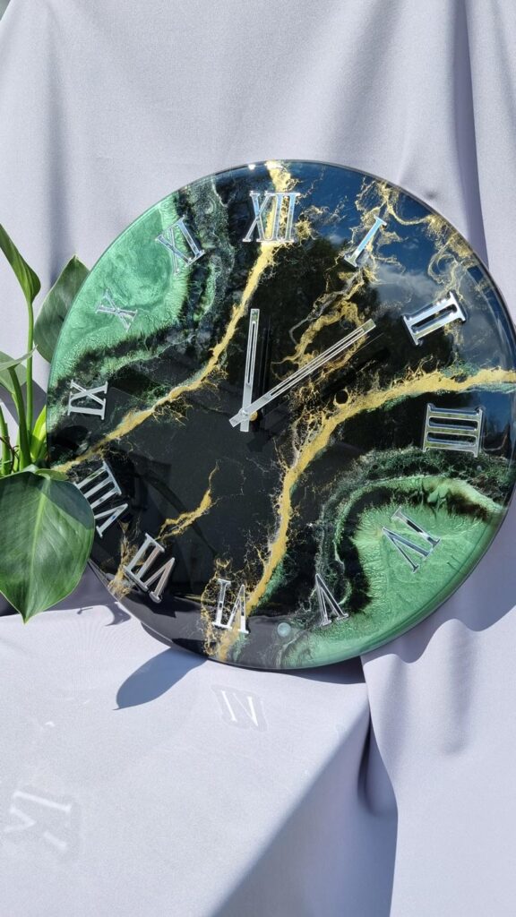 zegar z żywicy czarno zielony ze złotem