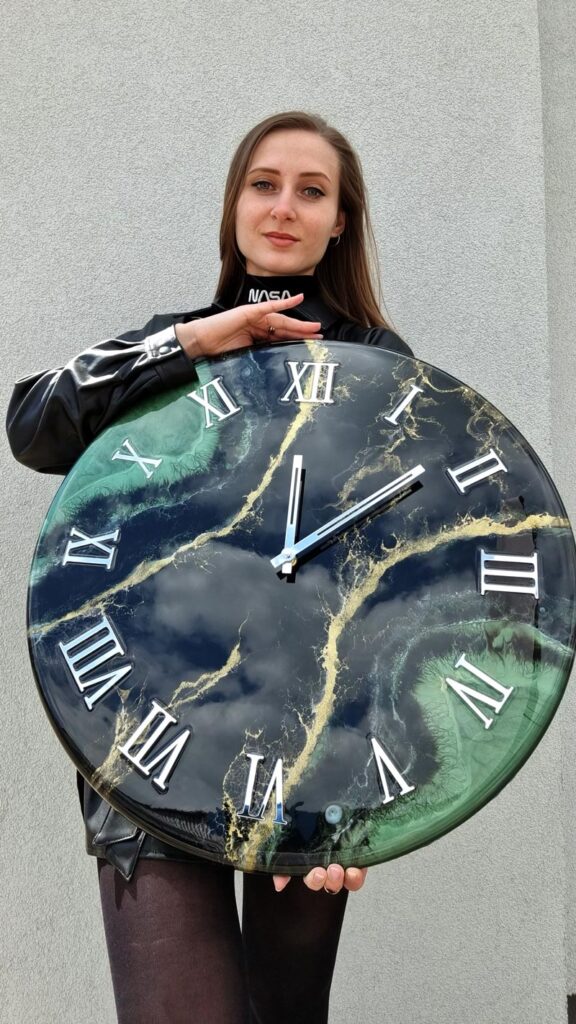 zegar z żywicy czarno zielony ze złotem