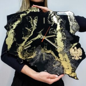 zegar z żywicy w krztałcie mapy Polski czarne złoto