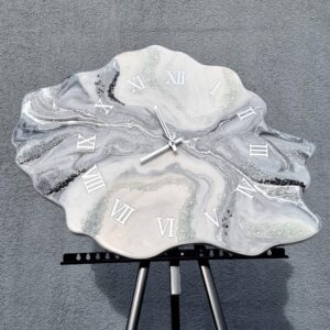 Zegar ścienny z żywicy Srebrna Geoda jasny szary