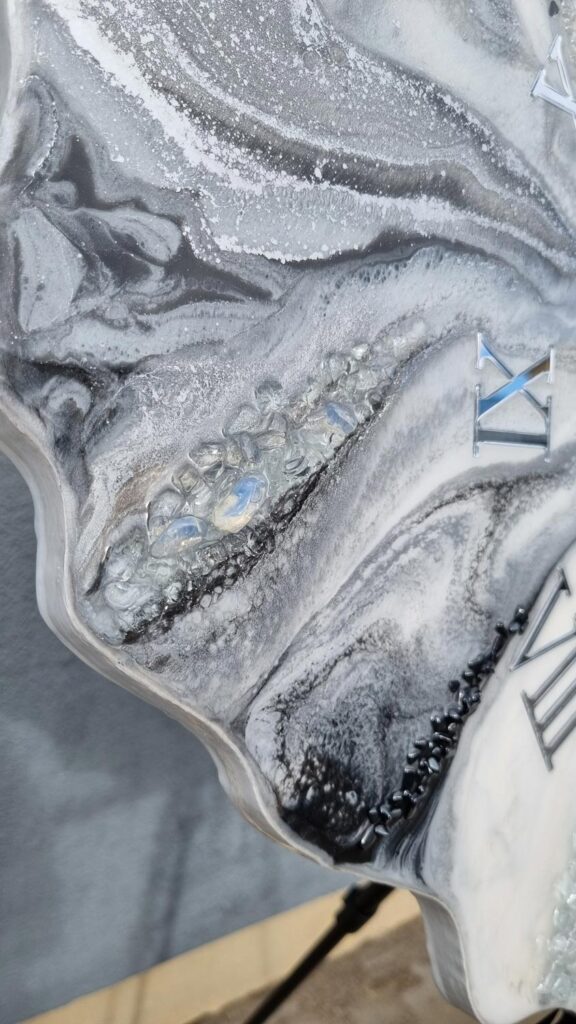 Zegar ścienny z żywicy Srebrna Geoda jasny szary