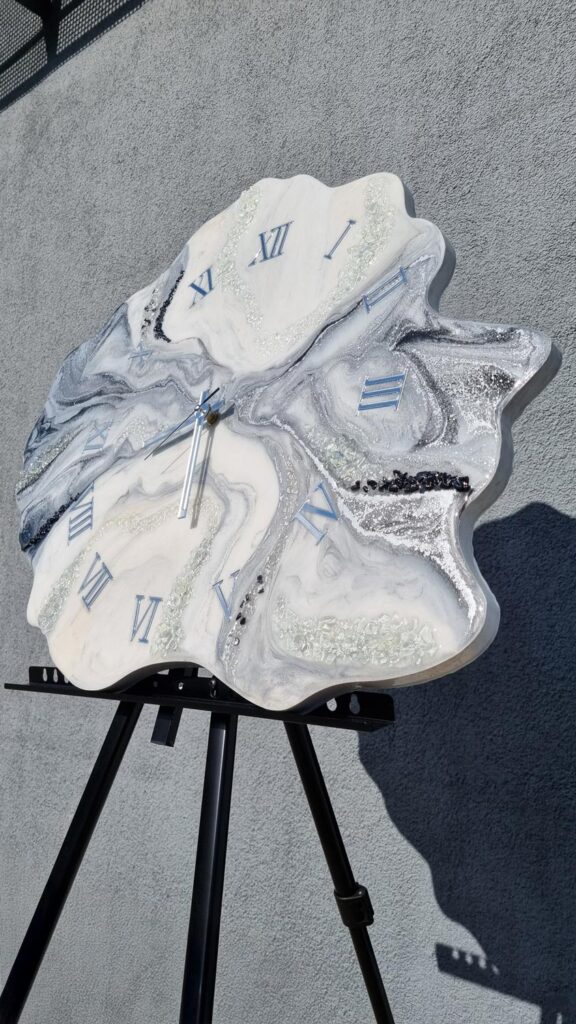 Zegar ścienny z żywicy Srebrna Geoda jasny szary