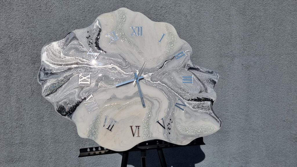 Zegar ścienny z żywicy Srebrna Geoda jasny szary