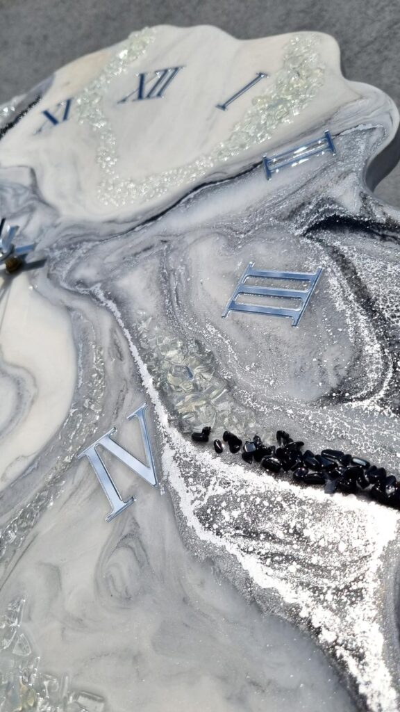 Zegar ścienny z żywicy Srebrna Geoda jasny szary