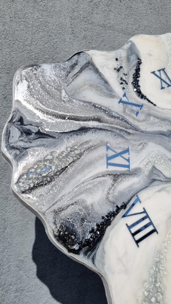 Zegar ścienny z żywicy Srebrna Geoda jasny szary