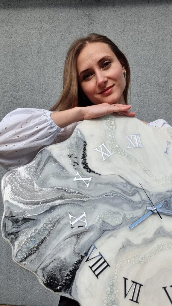 Zegar ścienny z żywicy Srebrna Geoda jasny szary