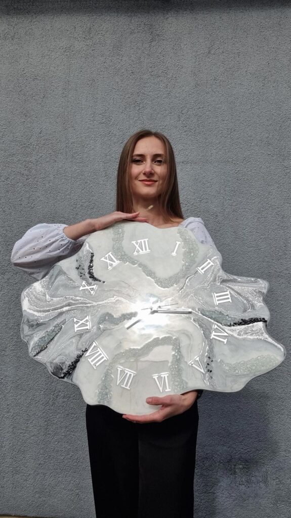 Zegar ścienny z żywicy Srebrna Geoda jasny szary