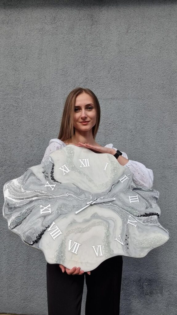 Zegar ścienny z żywicy Srebrna Geoda jasny szary