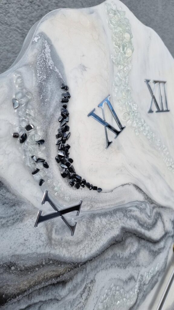 Zegar ścienny z żywicy Srebrna Geoda jasny szary