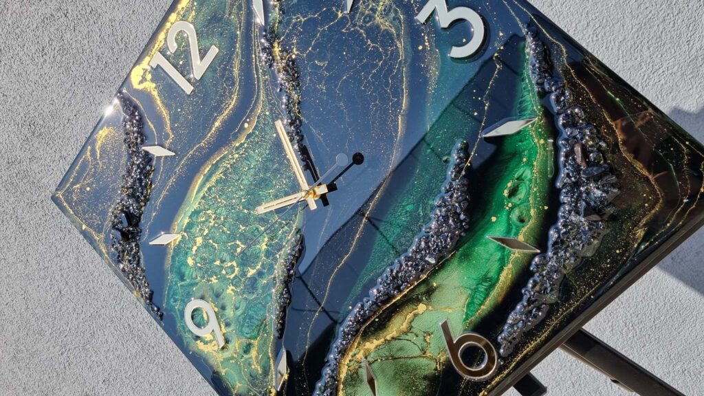 zegar ścienny z żywicy kwadratowy czarny zielony złoto