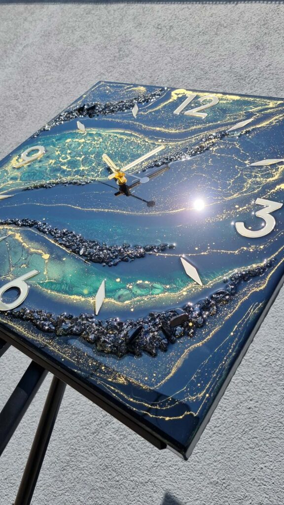 zegar ścienny z żywicy kwadratowy czarny zielony złoto