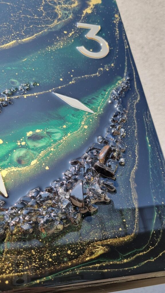 zegar ścienny z żywicy kwadratowy czarny zielony złoto