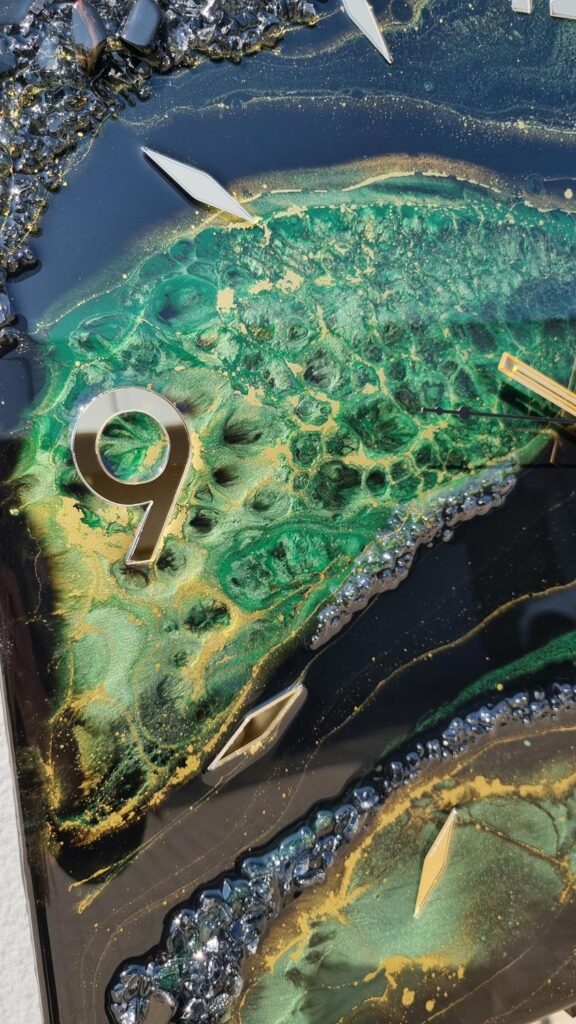 zegar ścienny z żywicy kwadratowy czarny zielony złoto