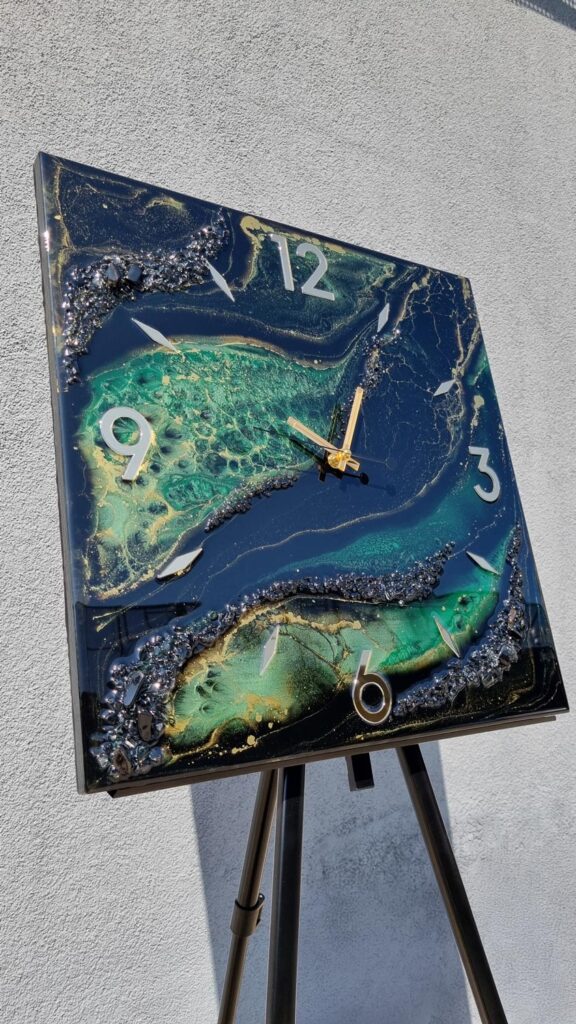 zegar ścienny z żywicy kwadratowy czarny zielony złoto