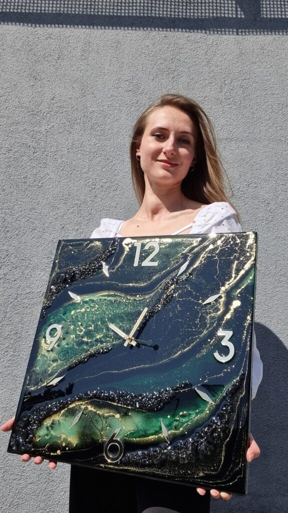 zegar ścienny z żywicy kwadratowy czarny zielony złoto