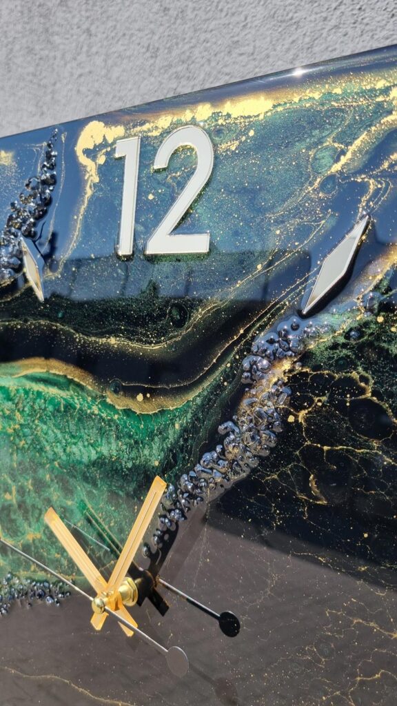 zegar ścienny z żywicy kwadratowy czarny zielony złoto