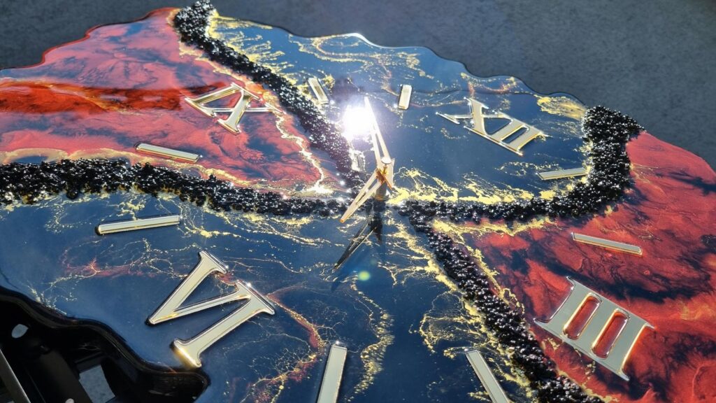 zegar ścienny z żywicy czerwono czarny geoda