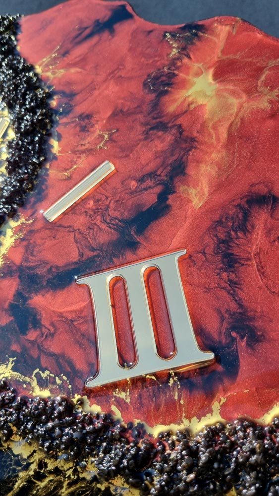 zegar ścienny z żywicy czerwono czarny geoda