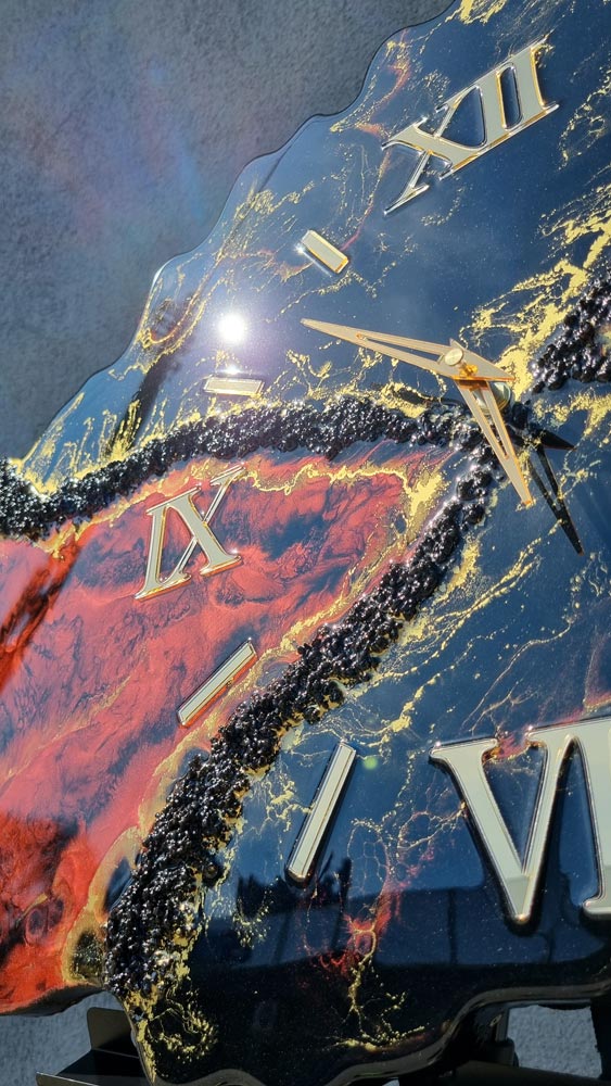 zegar ścienny z żywicy czerwono czarny geoda