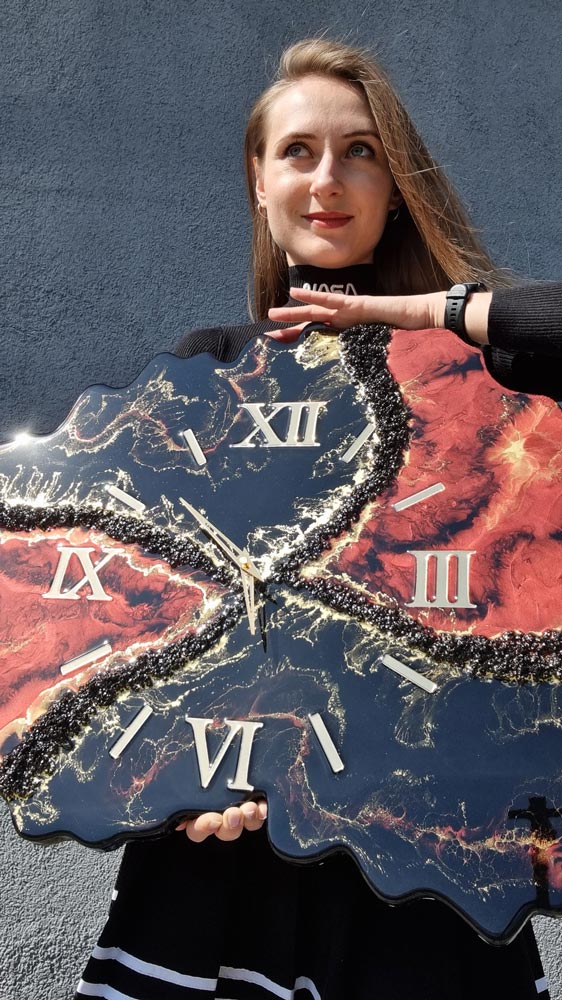 zegar ścienny z żywicy czerwono czarny geoda