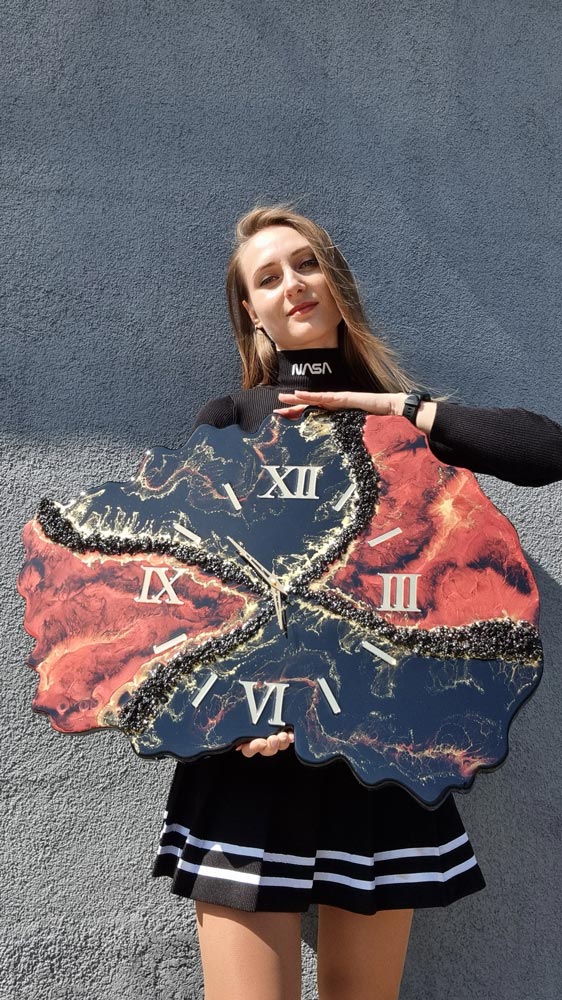 zegar ścienny z żywicy czerwono czarny geoda